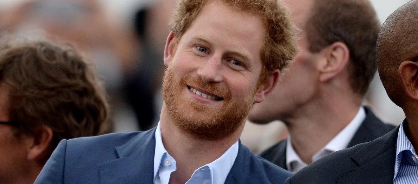 O πρίγκιπας Χάρι «μεταμορφώθηκε» σε Άη Βασίλης για καλό σκοπό (φώτο - βίντεο)